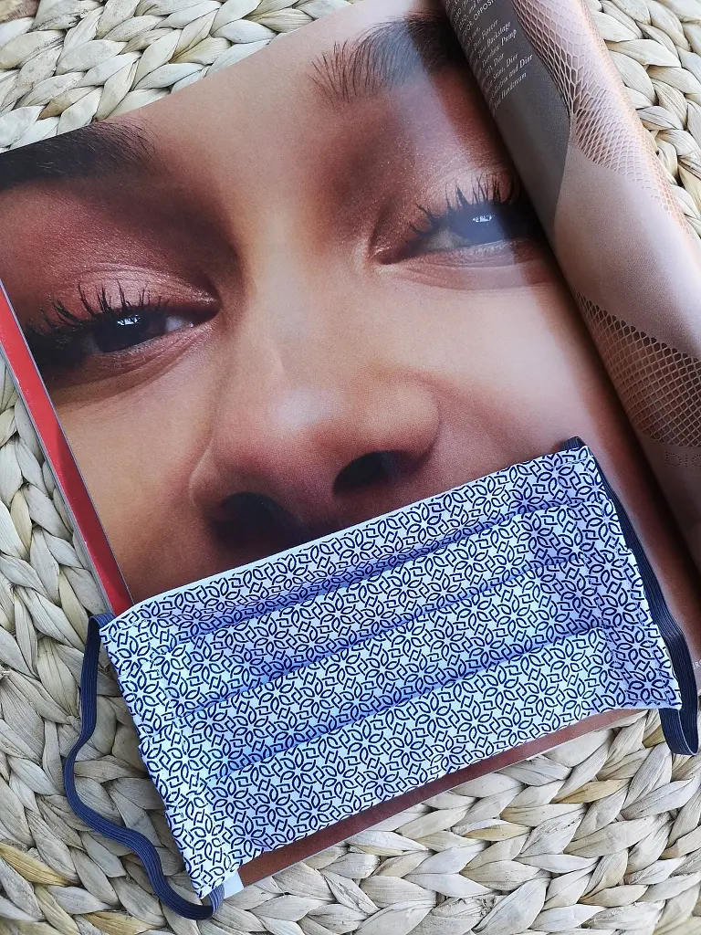 Biele rúško s tmavo modrými ornamentami 100% bavlna   