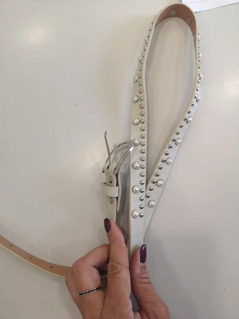 Biely opasok so striebornými nitmi