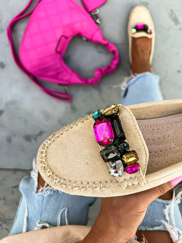 Béžové mokasíny zdobené kamienkami THIYA+ - next