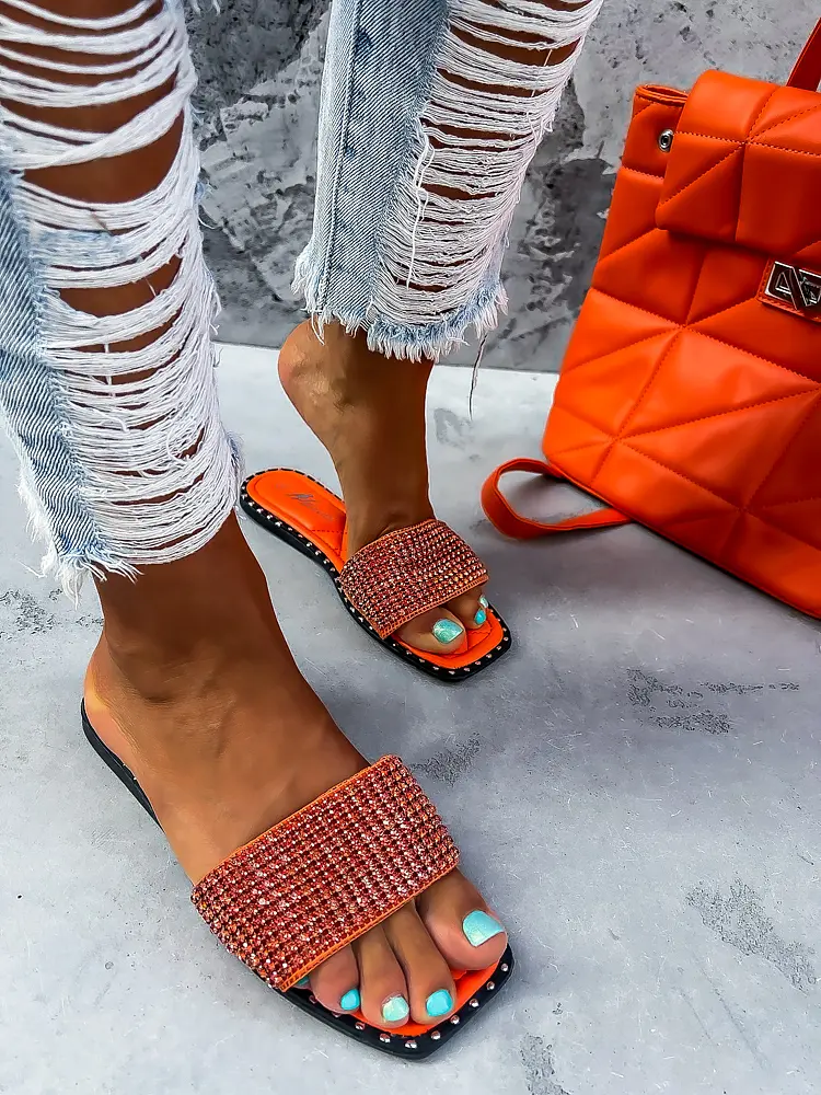 Šľapky zdobené kamienkami ADALYNN- - next