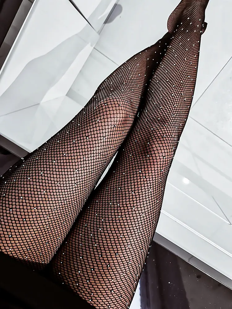 Čierne pančuchové nohavice zdobené kamienkami