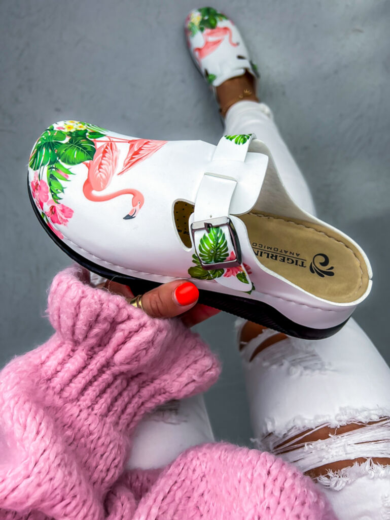 Vzorované zdravotnícke šľapky FLAMINGO - next