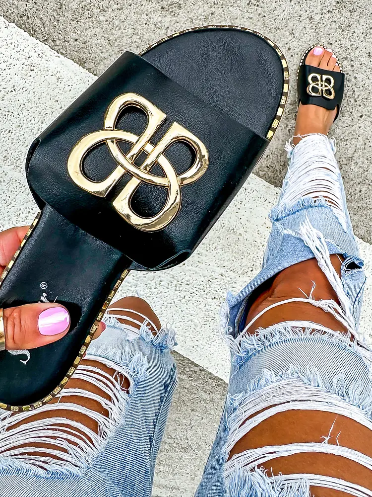 Čierne šľapky so zlatou ozdobou CLEORA*