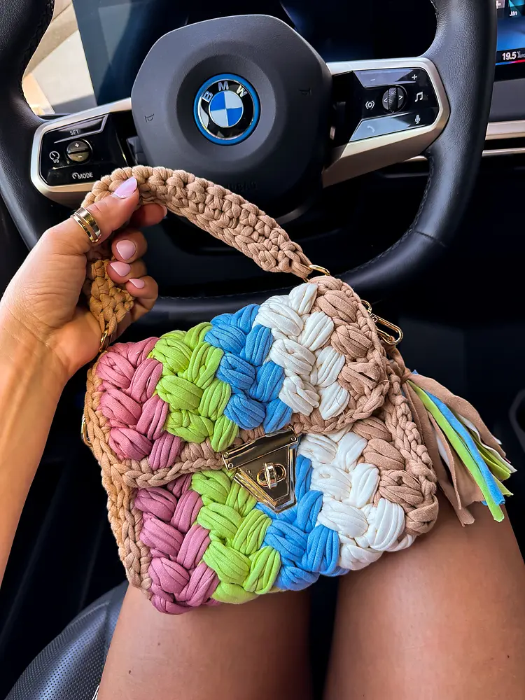 Pestrofarebná kabelka so zlatou retiazkou UNIQUE- - next