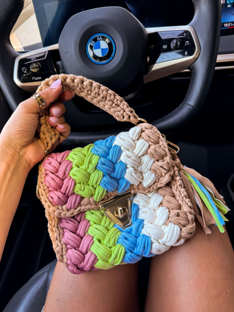 Pestrofarebná kabelka so zlatou retiazkou UNIQUE+ - next