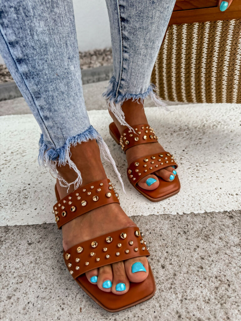 Šľapky zdobené zlatými nitmi ODETT+