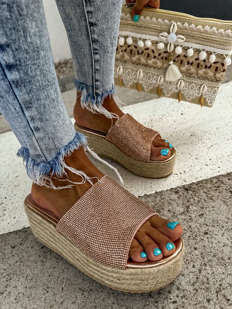 Platformové šľapky zdobené kamienkami ANETT+ - next