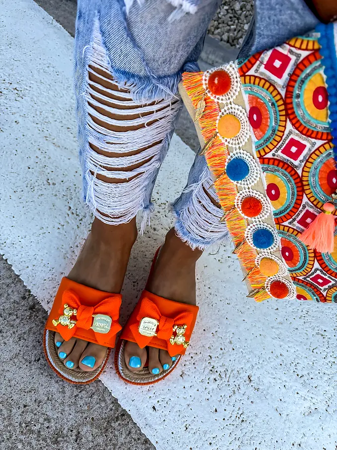 Dámske šľapky so zlatou ozdobou APRIL+ | Starstyle.cz