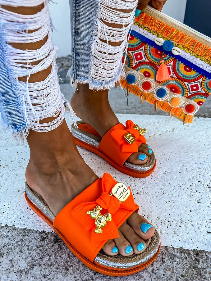 Dámske šľapky so zlatou ozdobou APRIL+ | Starstyle.cz