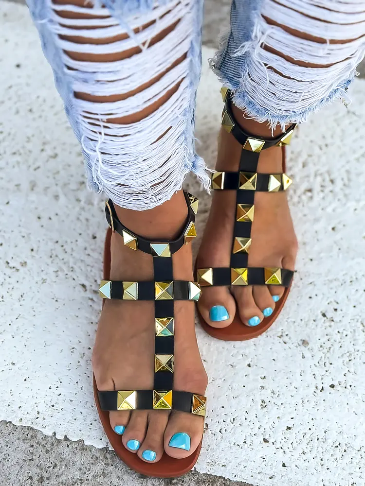 Sandále zdobené zlatými nitmi JAYNA- - next