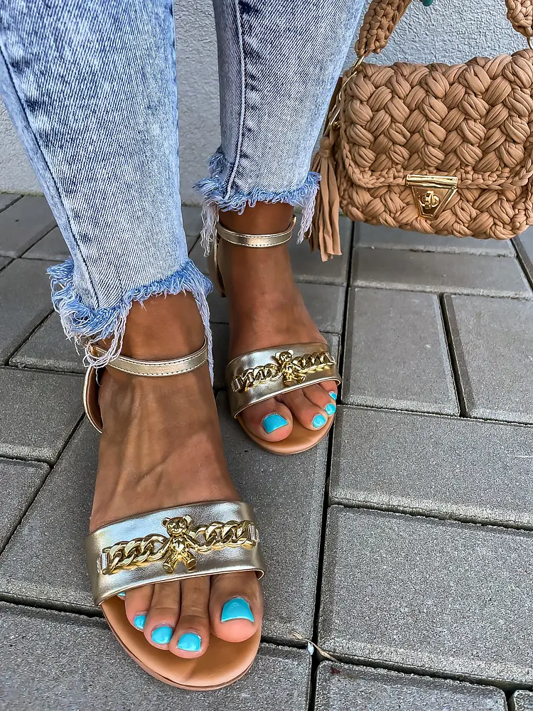 Elegantné sandále so zlatou ozdobou ROSALYN- - next