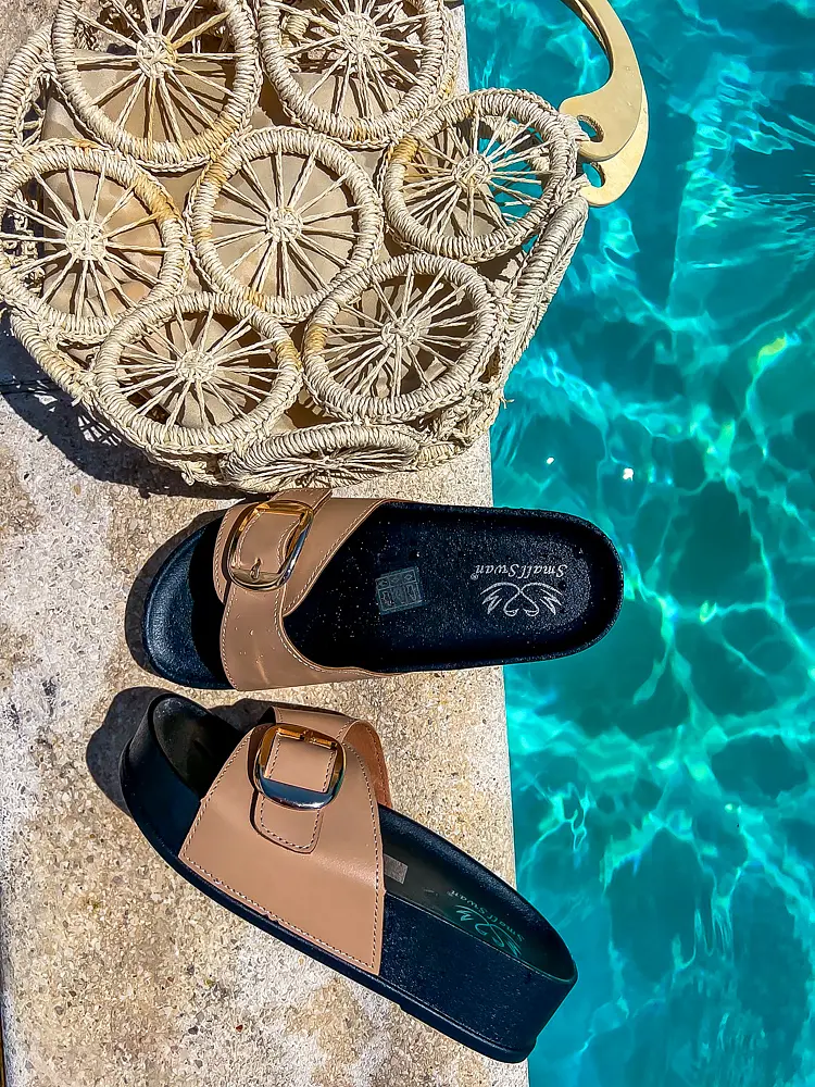 Platformové šľapky so zlatou ozdobou EASTON- - next