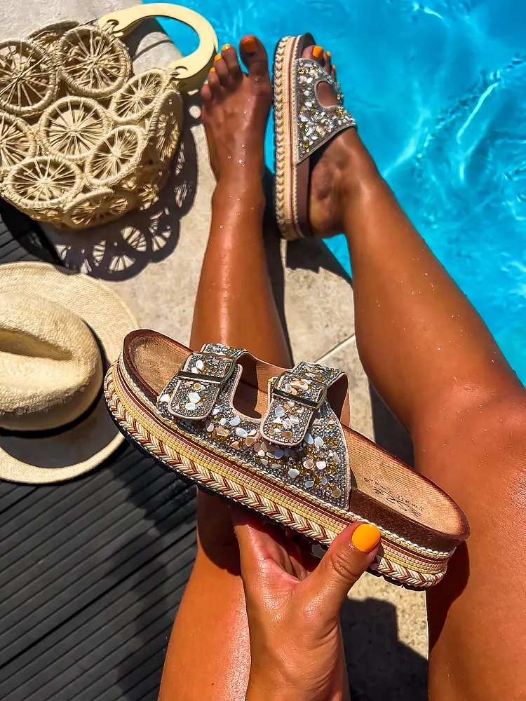 Šľapky zdobené kamienkami CORABEL- - next