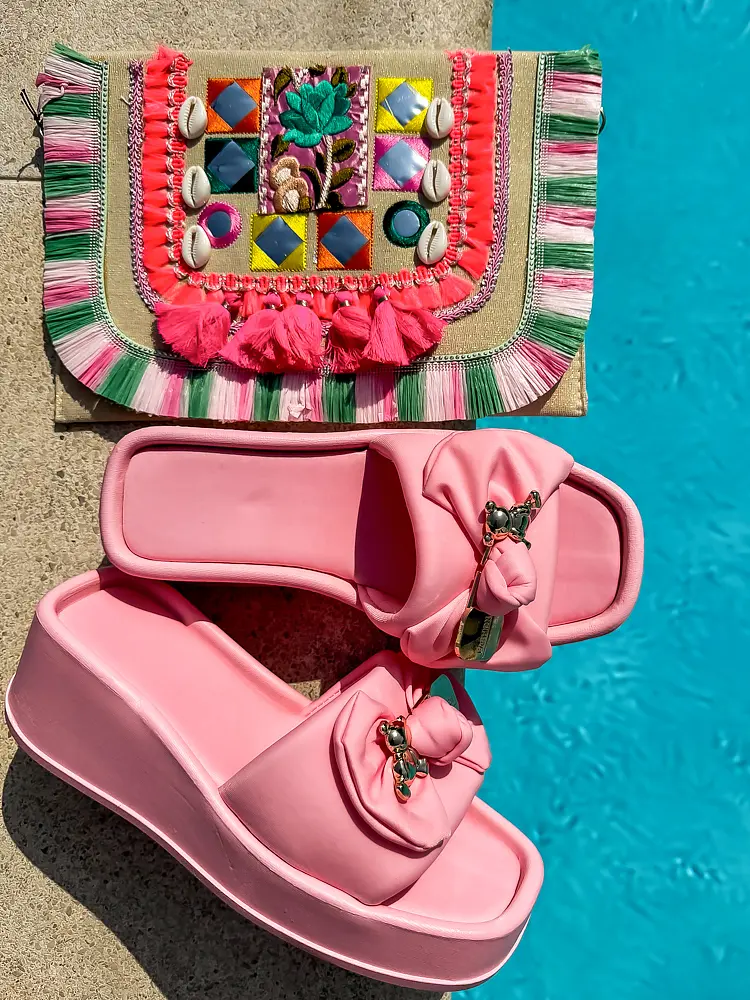 Platformové šľapky so zlatou ozdobou ELLIS+ - next