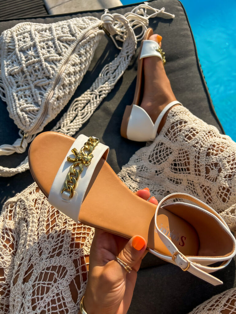 Elegantné sandále so zlatou ozdobou ROSALYN+