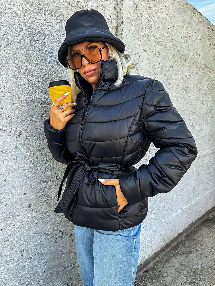 Štepovaná prechodná bunda s opaskom JENNIFER+