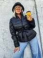 Štepovaná prechodná bunda s opaskom JENNIFER+