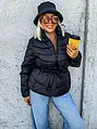 Štepovaná prechodná bunda s opaskom JENNIFER+