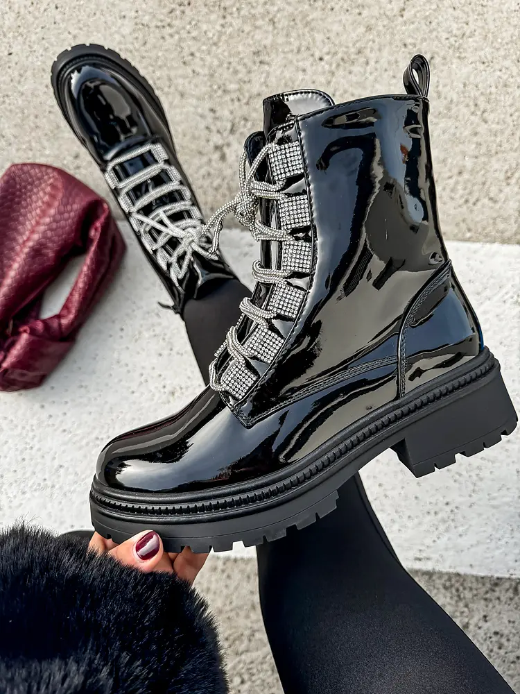 Lakované šnúrovacie čižmy so striebornými kamienkami NERY+