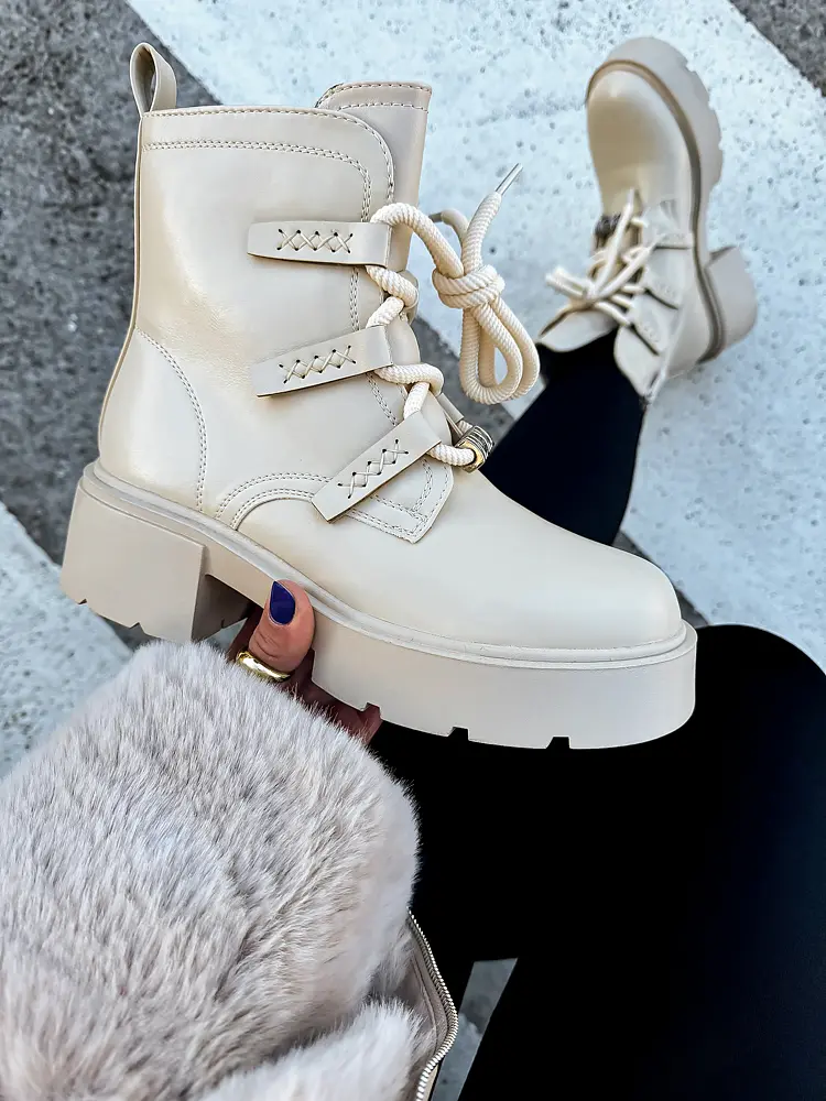 Šnúrovacie členkové čižmy CYRENA-