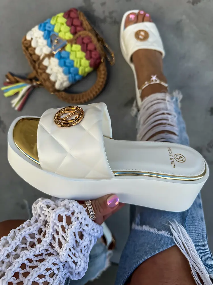 Platformové šľapky so zlatou ozdobou AMANDA- - next