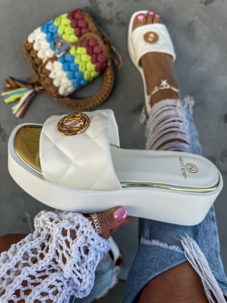 Platformové šľapky so zlatou ozdobou AMANDA - next