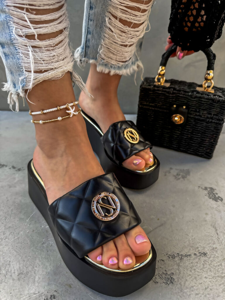 Platformové šľapky so zlatou ozdobou AMANDA