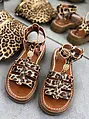Leopardie sandále so zlatou ozdobou ROMANA-