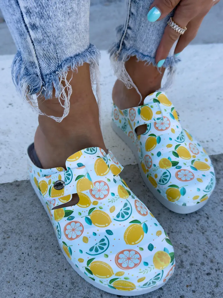 Vzorované zdravotnícke šľapky LEMONE