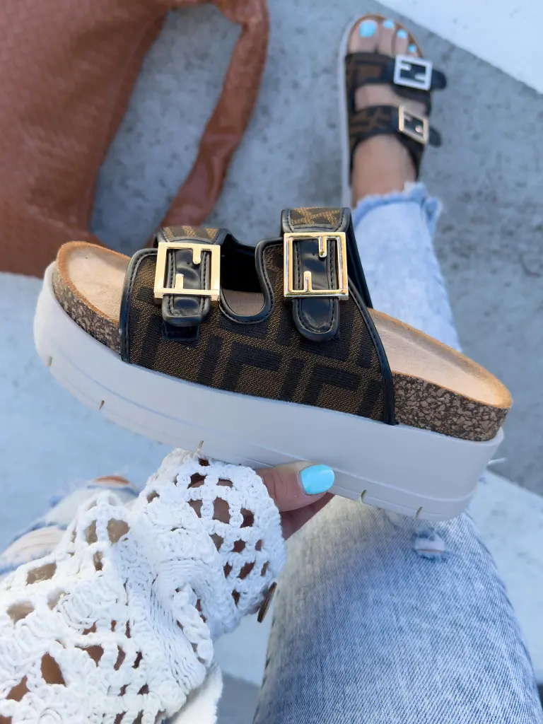 Vzorované šľapky na platforme DIVINA-