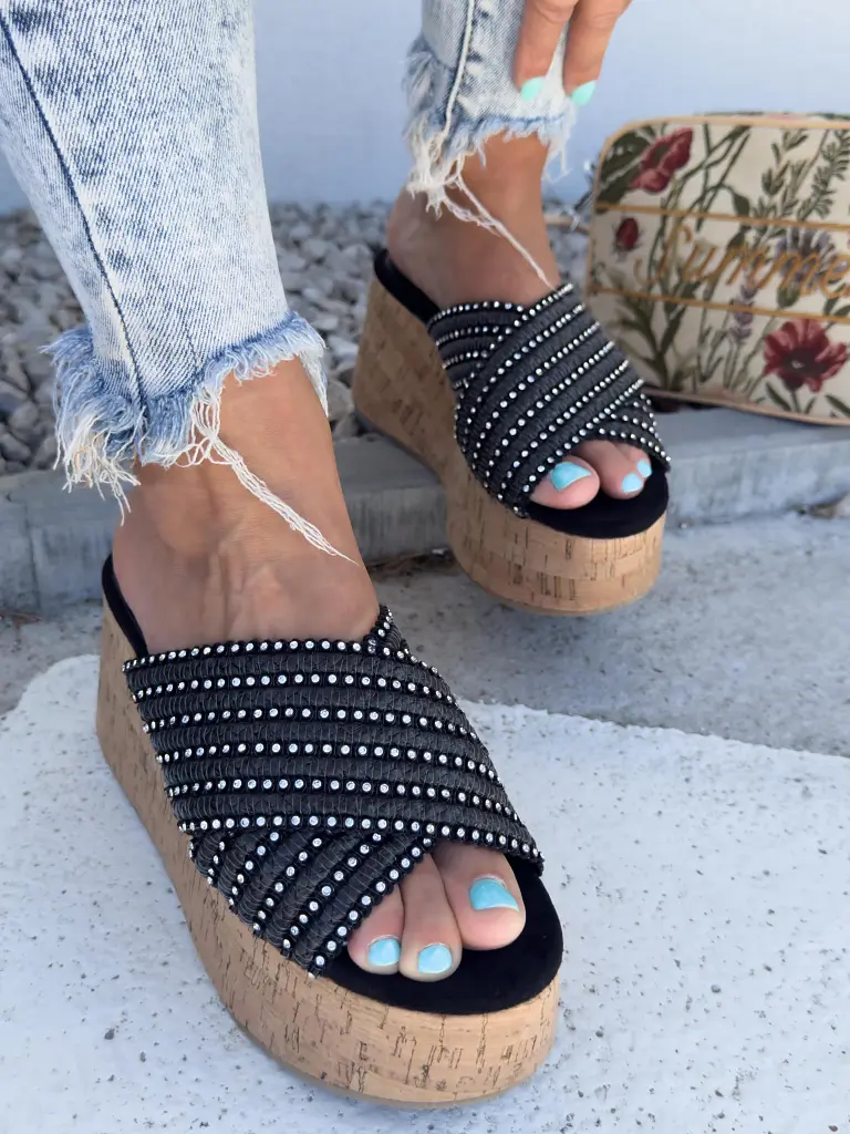 Platformové šľapky zdobené kamienkami MADONA-