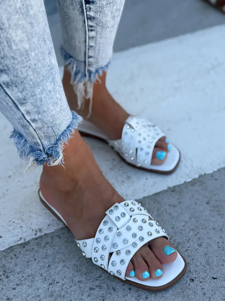 Šľapky zdobené striebornými kamienkami LAMIA