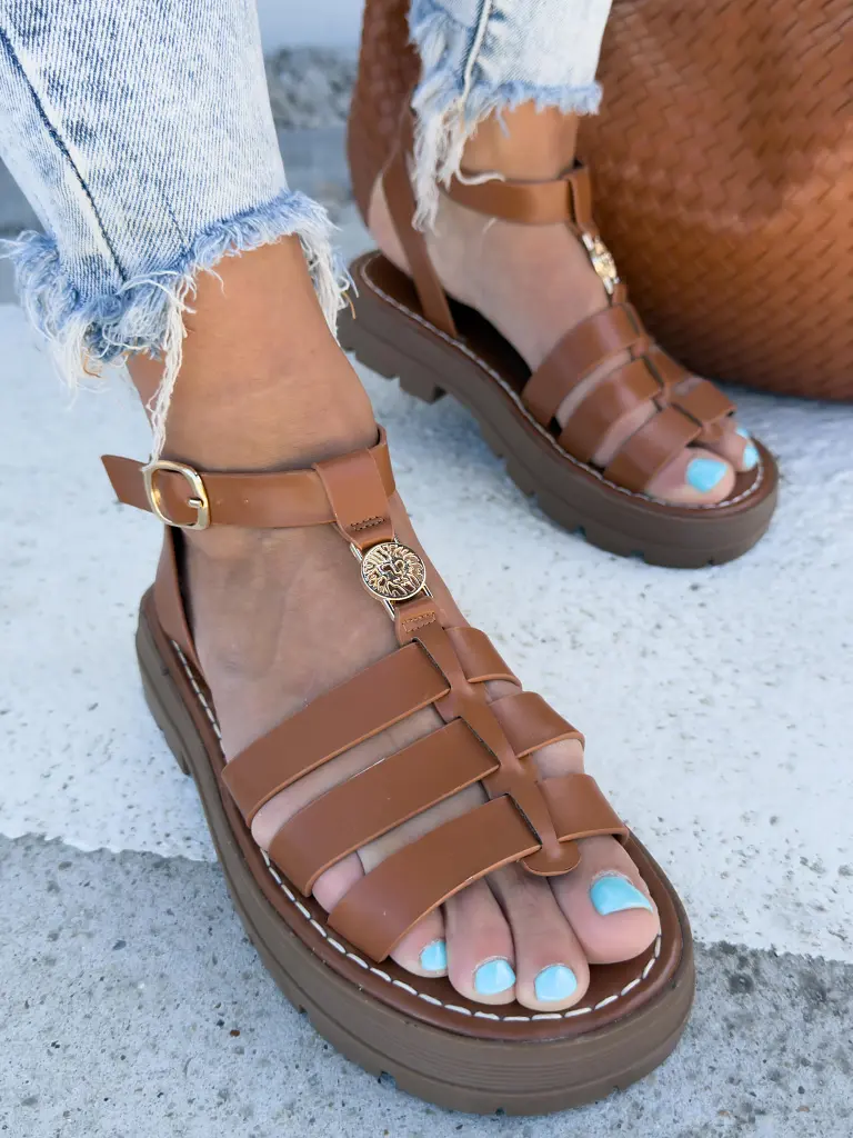 Hnedé sandále so zlatou ozdobou ROMANA