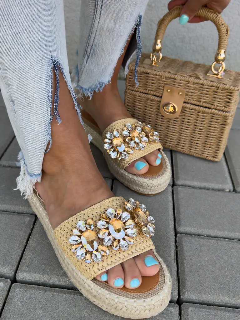 Šľapky zdobené kamienkami SELLY