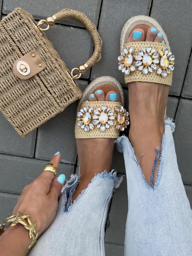 Šľapky zdobené kamienkami SELLY- - next