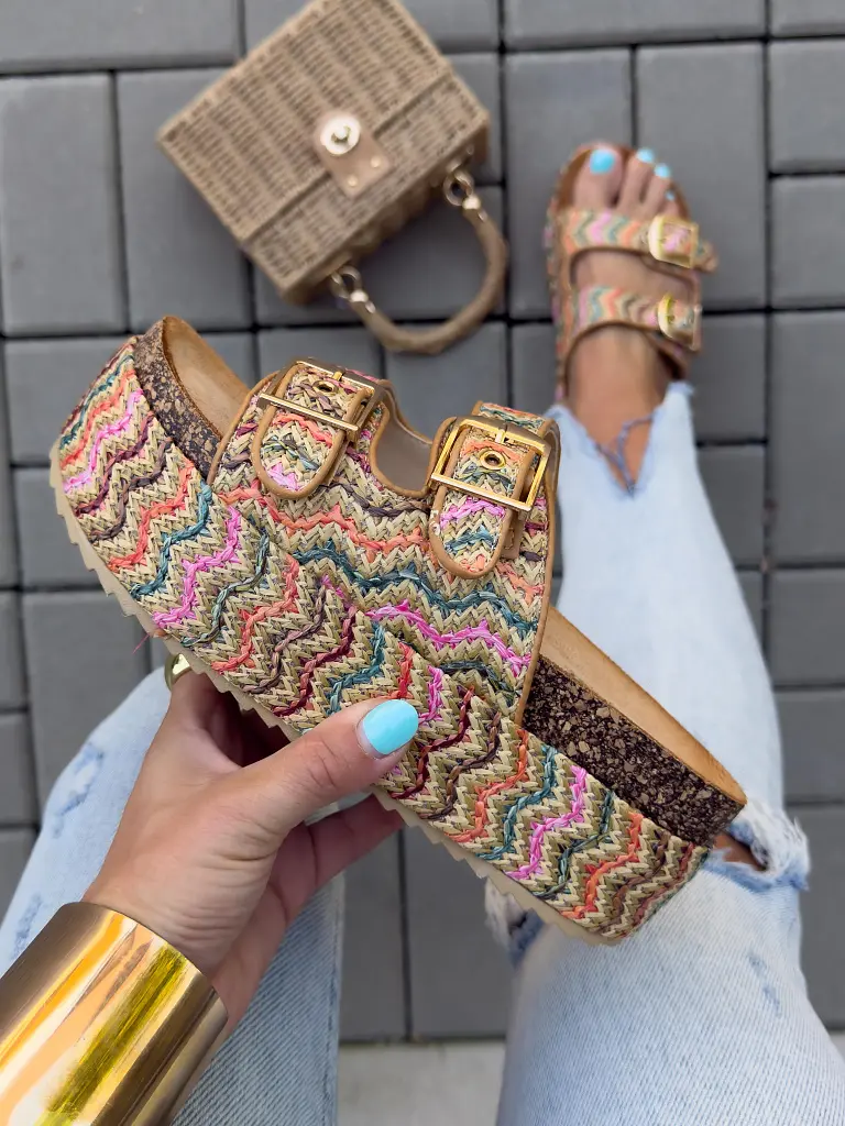 Vzorované šľapky na platforme DATOLA-