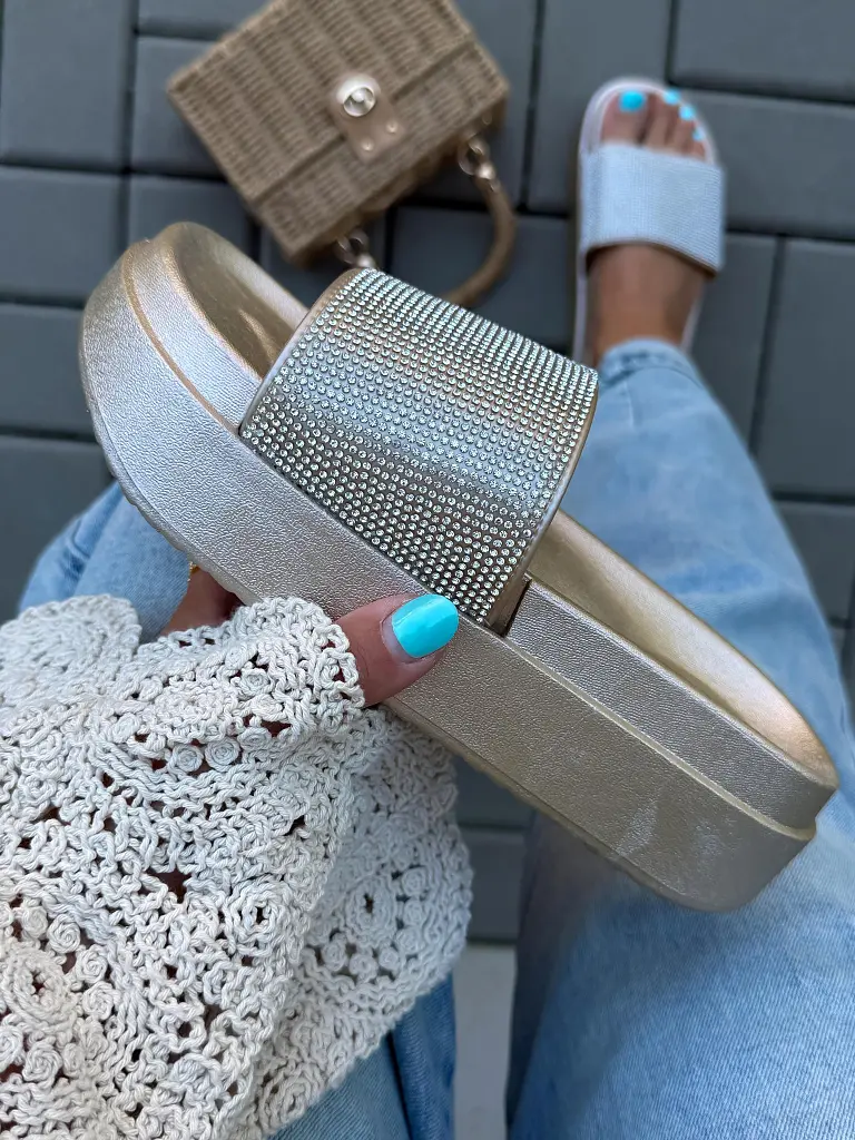 Zlaté šľapky zdobené kamienkami MAREKA