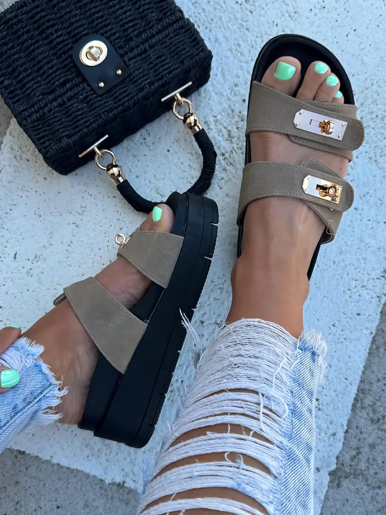 Dámske šľapky so zlatými ozdobami MODESTA-