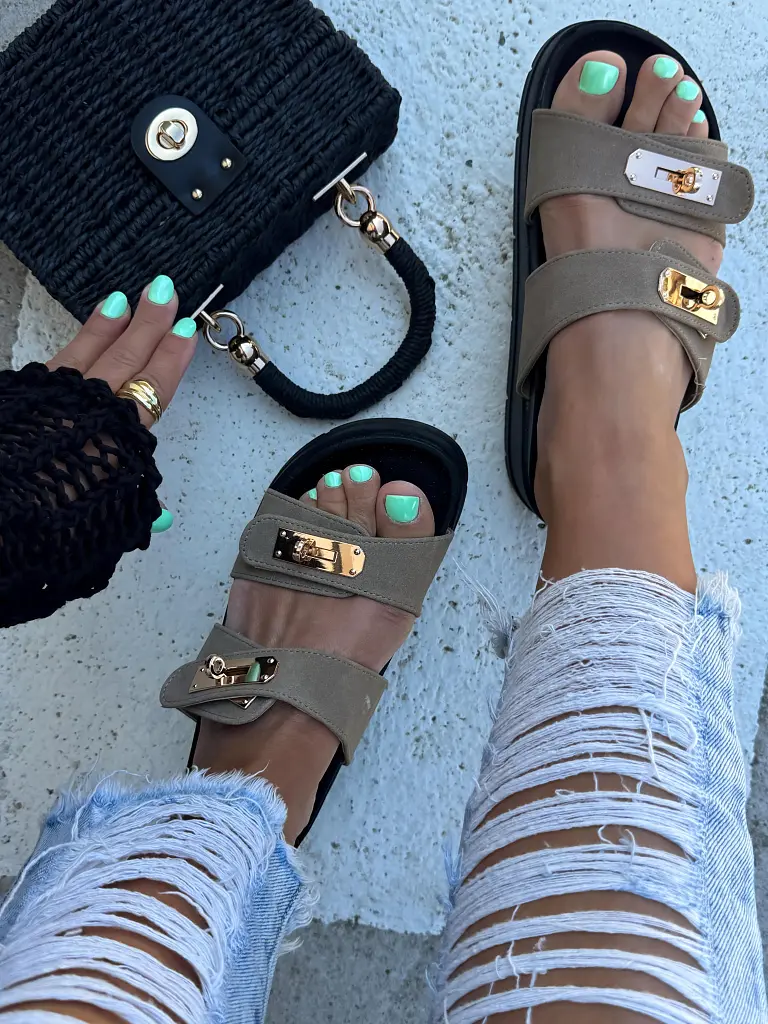 Dámske šľapky so zlatými ozdobami MODESTA- - next