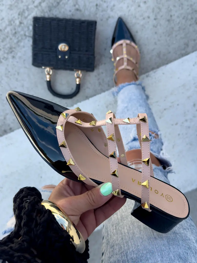 Lakované sandále zdobené nitmi AIDEN- - next