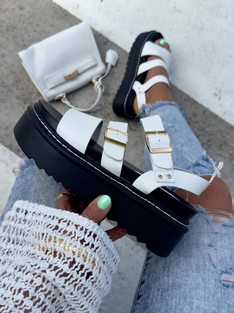 Biele sandále zo zlatými aplikáciami CLOVER - next