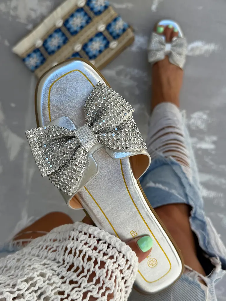 Šľapky s mašľou zdobené kamienkami HANSIKA - next