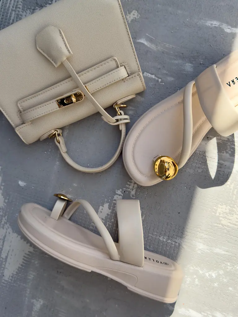 Dámske šľapky so zlatou ozdobou ALIENOR - next