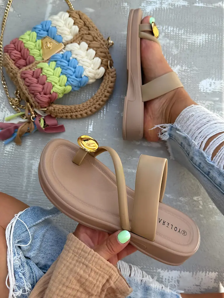 Dámske šľapky so zlatou ozdobou ALIENOR-