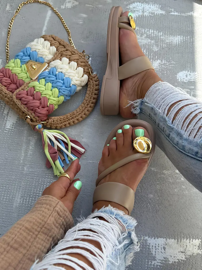 Dámske šľapky so zlatou ozdobou ALIENOR - next