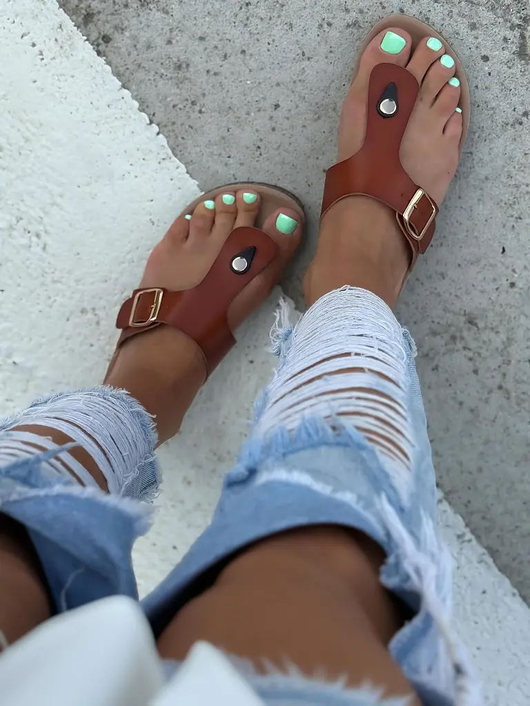 Dámske šľapky so zlatou ozdobou PAULINA-