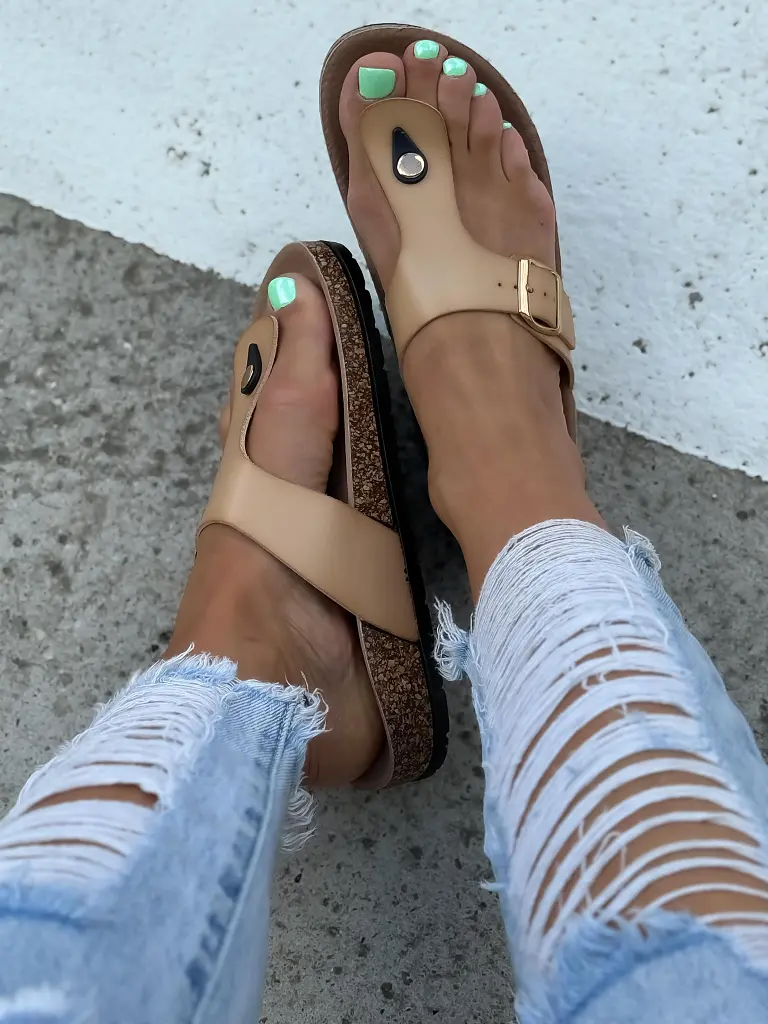 Dámske šľapky so zlatou ozdobou PAULINA-