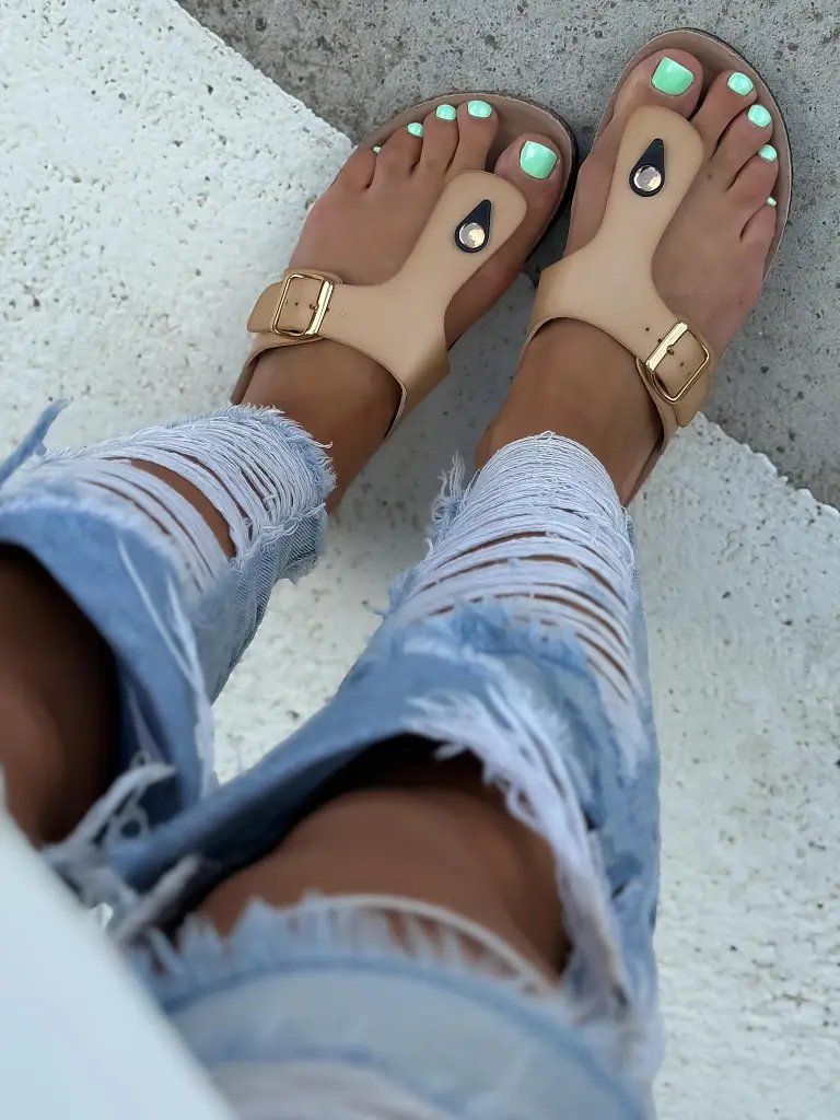 Dámske šľapky so zlatou ozdobou PAULINA - next