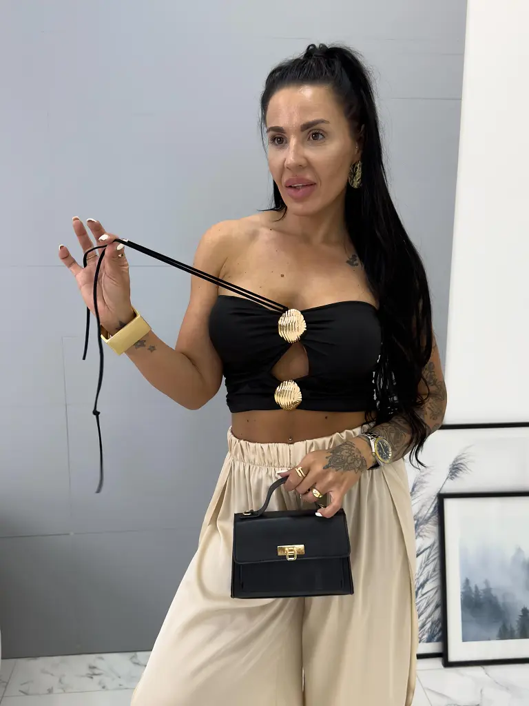 Crop-top na viazanie za krkom s vypchávkami CAMILA