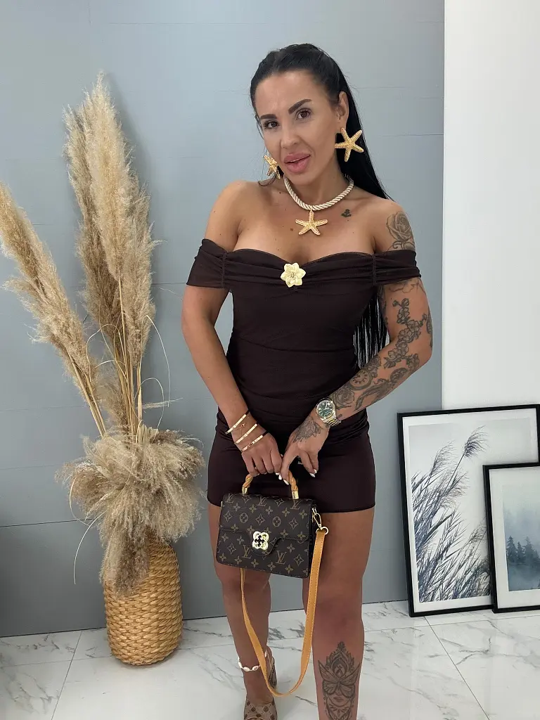 Hnedé šifónové šaty so zlatou ozdobou LYGIA - next